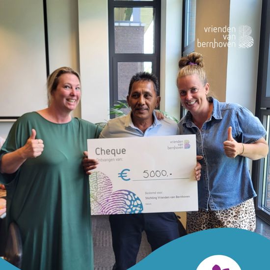 Cheque Overhandiging Erwin