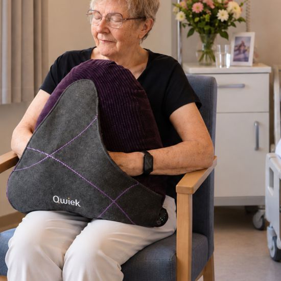 Vrouw Op Stoel Met Embrace
